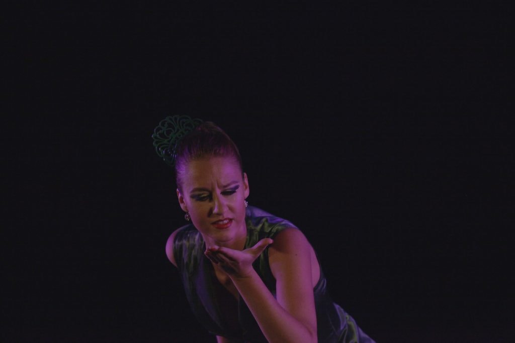Inés Hellín — iluminación dramática en escena