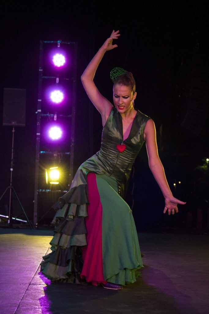 Inés Hellín — actuación con vestido verde