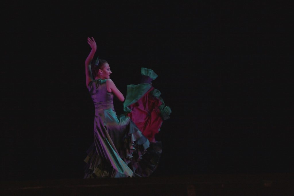 Inés Hellín — danza con faldas en movimiento